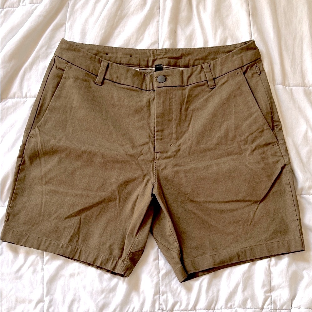 Lululemon commissioner Men's olive Flat Front Shorts